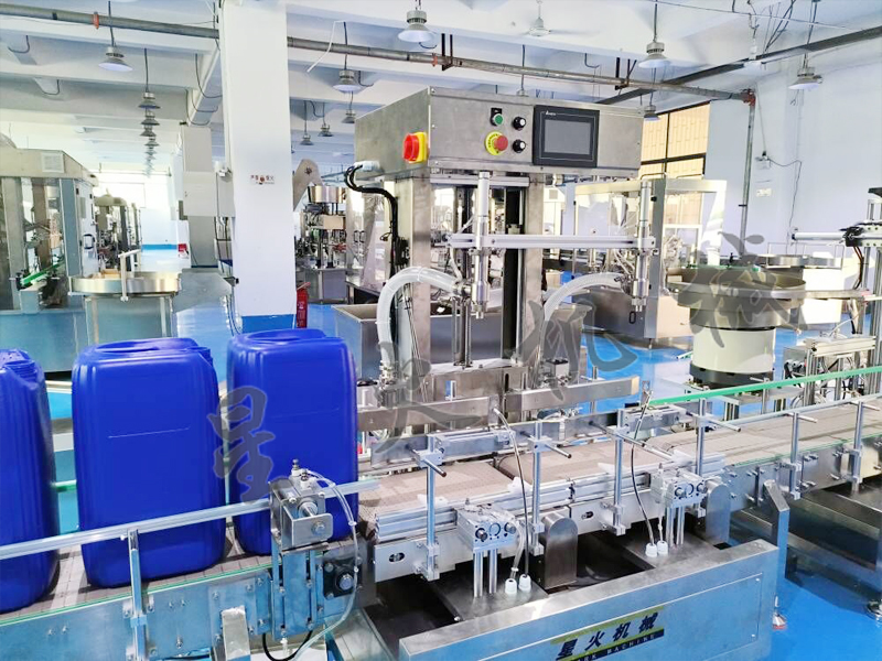 雙頭化工液體稱重式灌裝生產線以創(chuàng)新智能技術為基礎