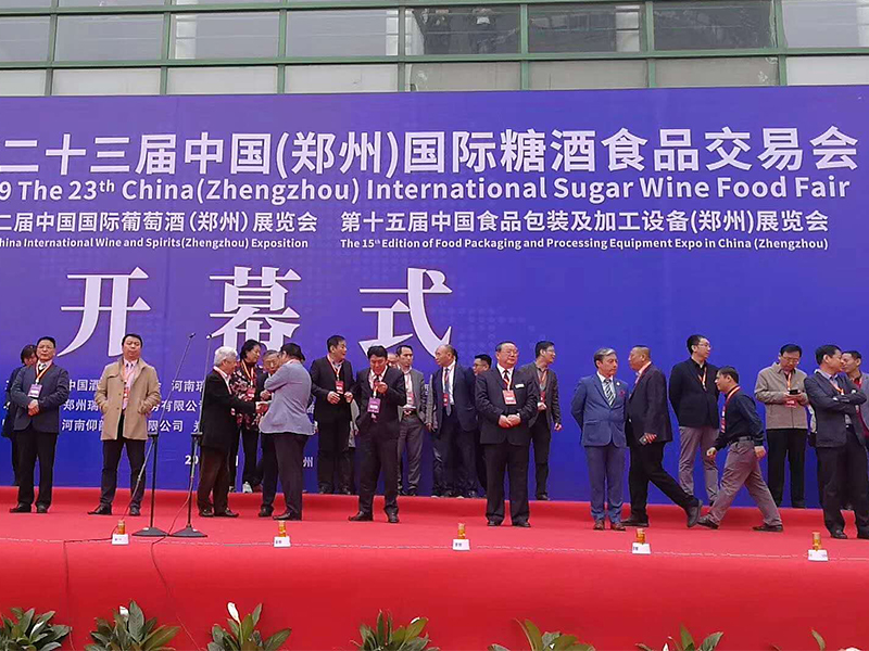 大型自動化灌裝機在鄭州國際糖酒交易會優(yōu)勢盡顯
