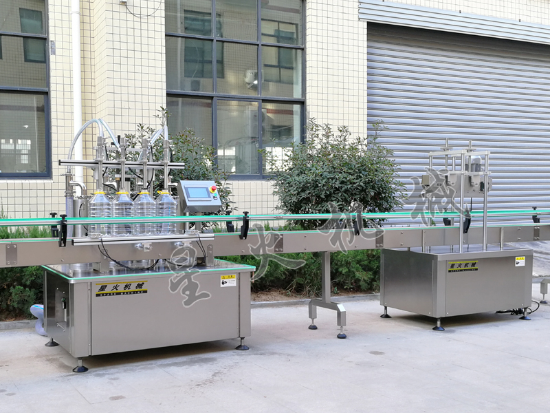 新型四頭食用油自動稱重灌裝旋蓋機有什么特點？